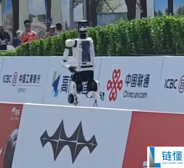 断臂机器人坚持跑完马拉松：全场观众与解说齐声呐喊加油