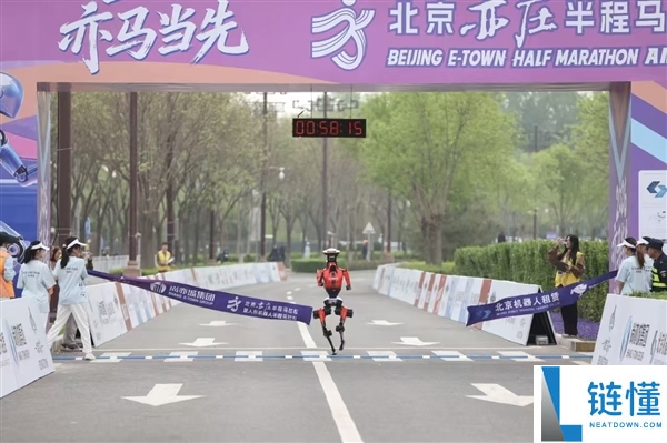 荣耀闪电夺 2026 人形机器人半马冠军！50 分 26 秒破人类世界纪录
