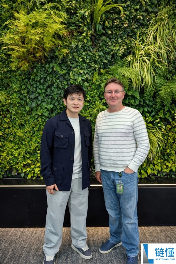 樊振东合影黄仁勋：乒乓顶流联动 AI 教父，现场切磋互赠签名球拍