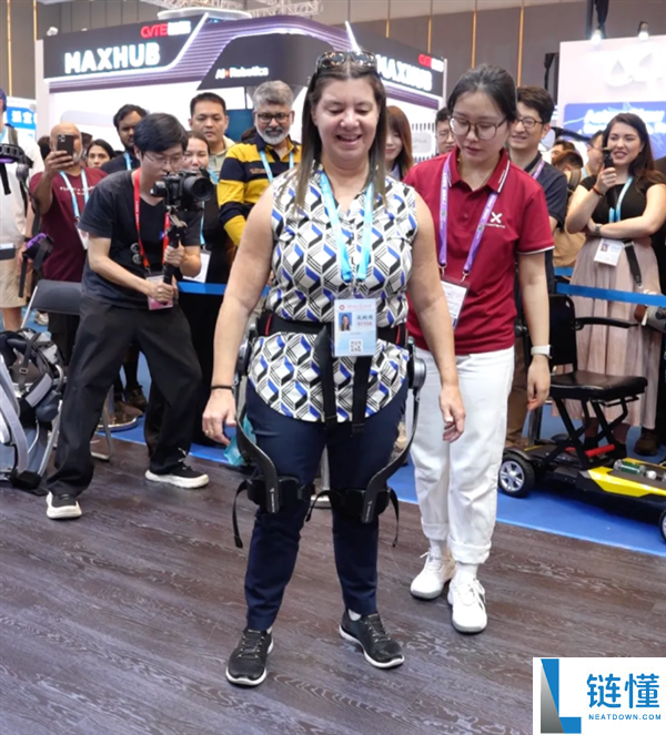 中国康复机器人助外国友人重新站立行走，重逢瞬间激动落泪
