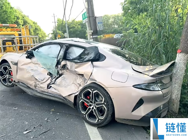 小米 SU7 遭大货车拦腰撞击驾驶员毫发无伤！车主果断再订一台