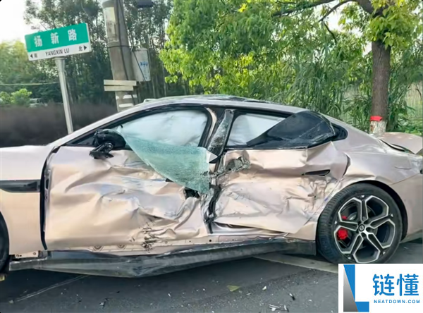 小米 SU7 遭大货车拦腰撞击驾驶员毫发无伤！车主果断再订一台
