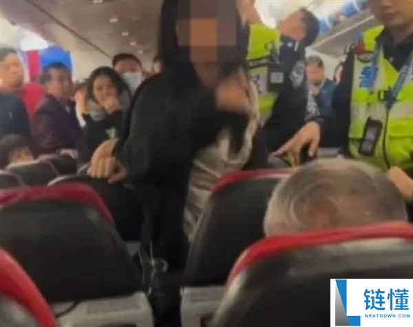 女子大闹机舱致航班延误：强求外航空乘讲中文，网友怒斥“解决不了别飞”
