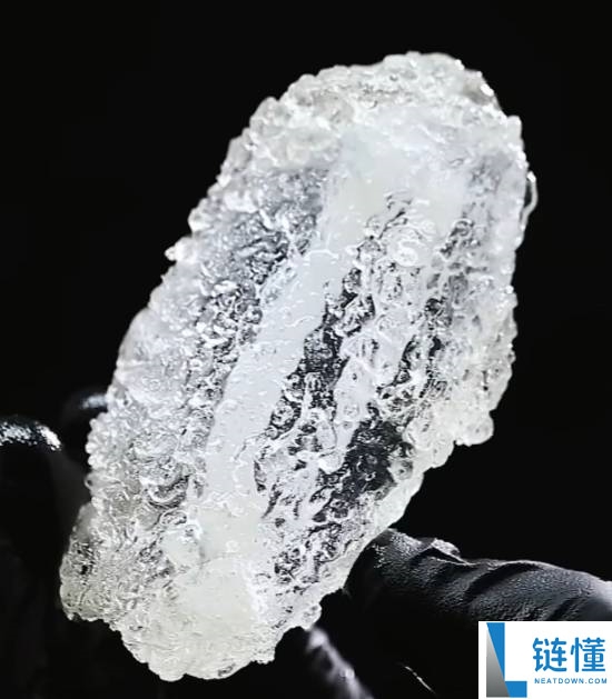 美食博主挑战“玻璃炸鸡”：是艺术还是邪术？网友炸锅