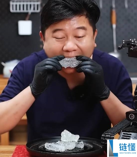 美食博主挑战“玻璃炸鸡”：是艺术还是邪术？网友炸锅