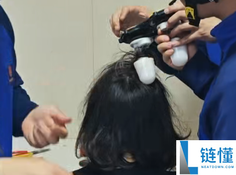 按摩枕卡住头发无法取出，女子紧急求助消防无奈剪发脱身