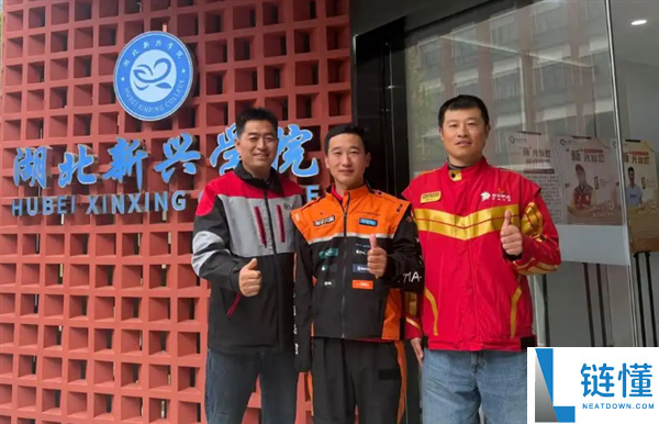 车祸现场驾驶室变形司机被困，独臂外卖骑手率两名快递小哥合力救人