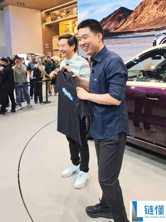 雷军现身理想汽车展台玩梗，赠送李想“听我讲完”T 恤引爆全场