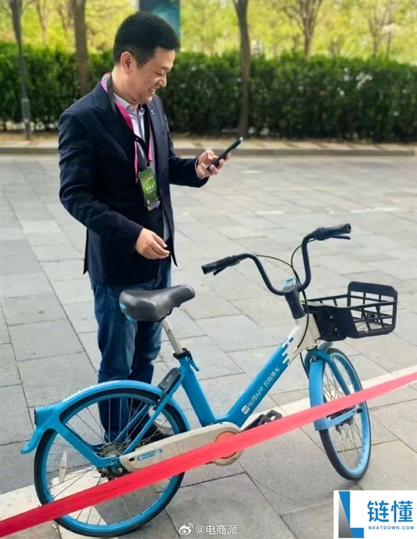 蔚来李斌骑共享单车赶车展！街头大方合影路人引热议
