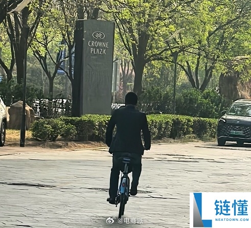蔚来李斌骑共享单车赶车展！街头大方合影路人引热议