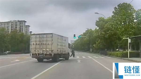 路口绿灯货车突然压线别车？网友反手怒赞：干得漂亮