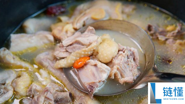 被眼镜蛇咬过的土鸡才是一等美味？揭秘真相与食用风险
