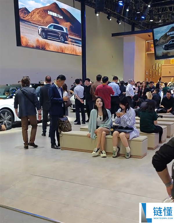 北京车展理想展台摆满座椅供歇脚，竟有人因此豪掷 30 多万购车