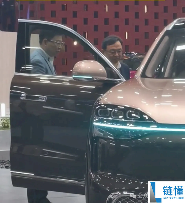 比亚迪王传福现身问界展台！余承东亲解全新 M9：曾言让中国厂商追不上