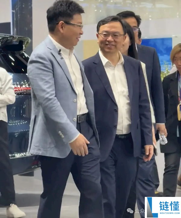 比亚迪王传福现身问界展台！余承东亲解全新 M9：曾言让中国厂商追不上