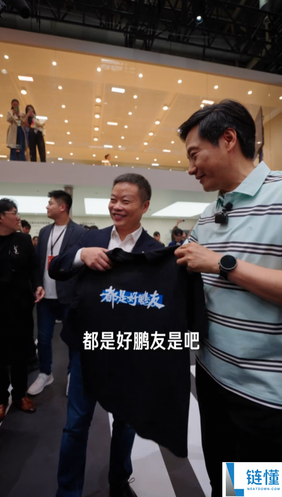 雷军北京车展送文化衫爆火！小米回应：暂不公开发售