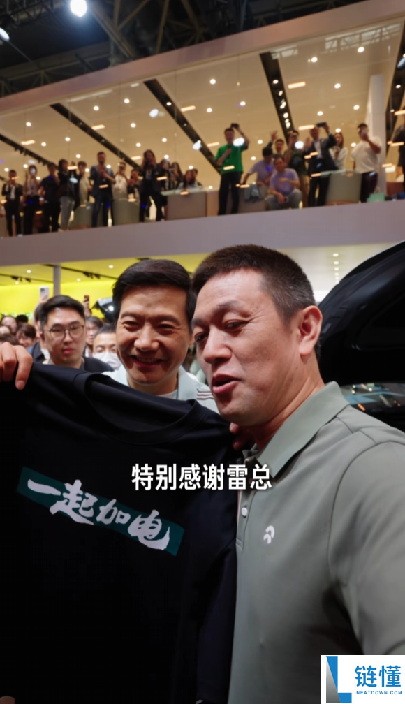 雷军北京车展送文化衫爆火！小米回应：暂不公开发售