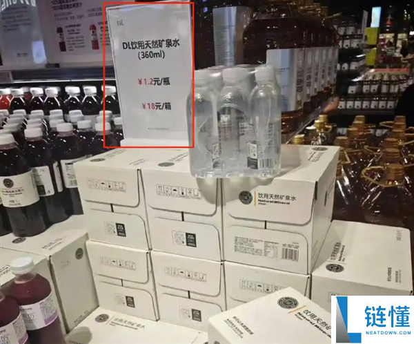 胖东来 18 元矿泉水遭哄抢：顾客狂扫 8-10 箱，购物车直接堆满