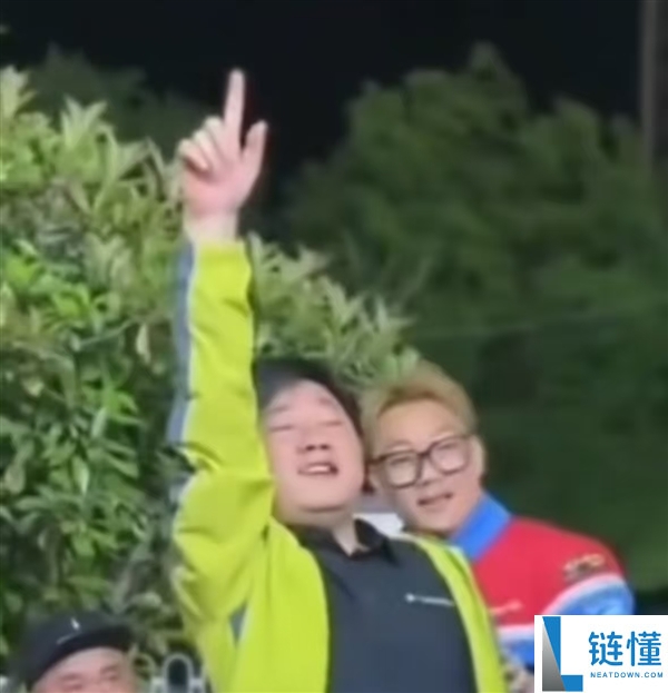 张雪路边摊见证第三冠!激动高呼“我们夺冠了”并豪言全场买单