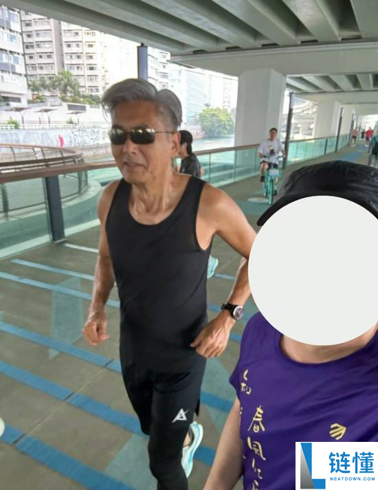70 岁周润发跑步近照曝光！双颊凹陷引热议，网友惊呼“瘦到脱相”