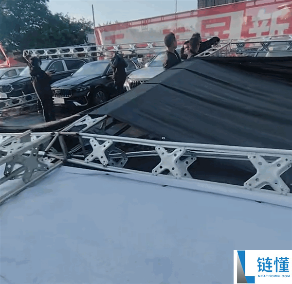 山东邹平车展突发强风：数十辆新车遭铁架砸损现场直击