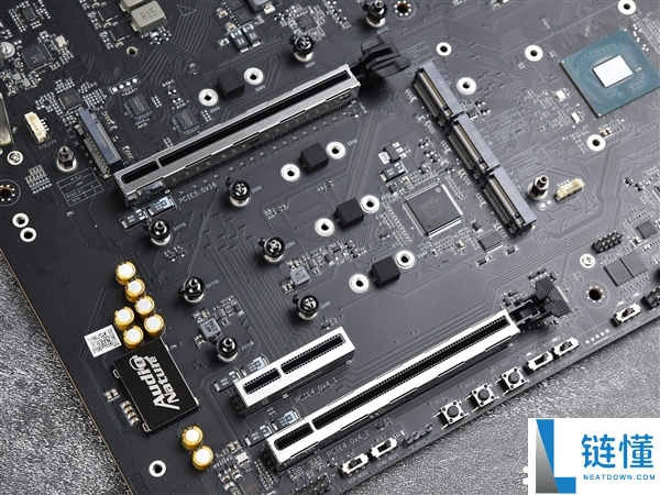主板 PCI-E 插槽区别详解：一文读懂版本、带宽与性能差异