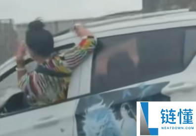 女子开车半个身子探出窗外吓坏旁车！交警回应：当事人存精神异常