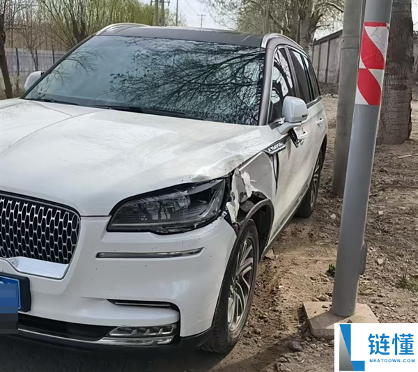 男子 60 万买林肯前机盖频繁异常开启致事故，4S 店回应：多次试车未复现