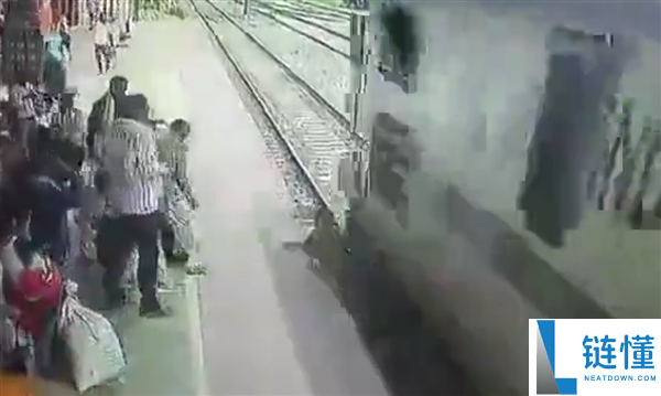 印度两女子横穿铁轨遭高速火车撞击身亡：贪图方便酿惨剧