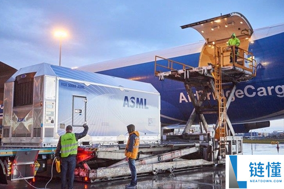 ASML CEO 预警：AI 芯片短缺将持续数年，新光刻机虽贵却能降本