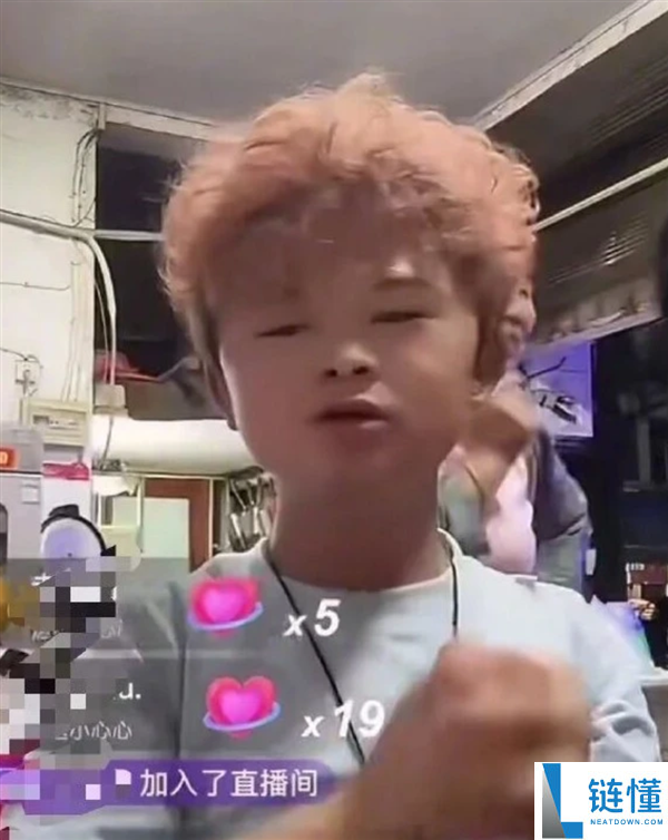 小马云范小勤成年首秀：直播在线破 7 万，礼物刷屏引爆全网