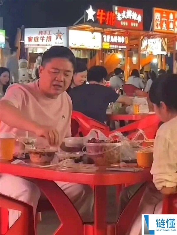 刘强东深夜现身福州路边摊：狂炫螺蛳粉小龙虾，接地气一幕引热议