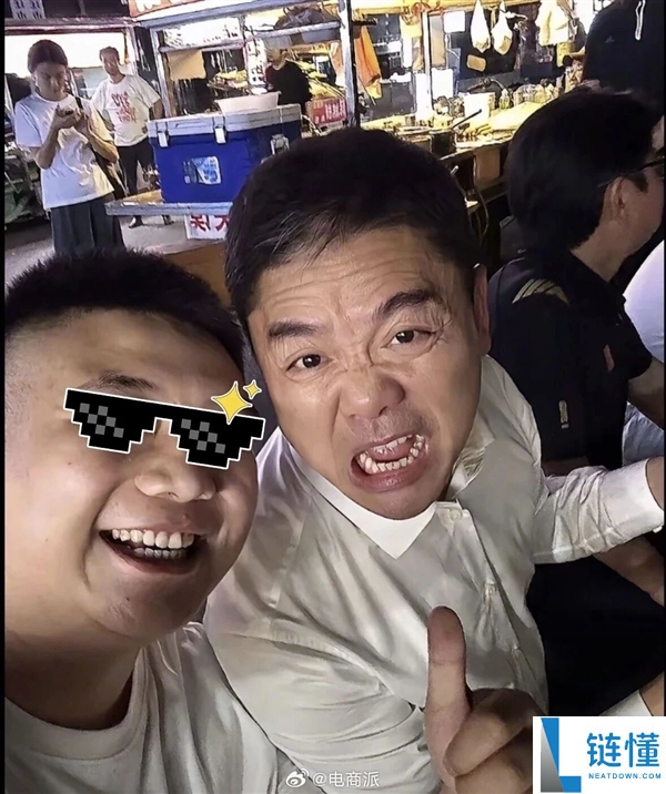 刘强东深夜现身福州路边摊：狂炫螺蛳粉小龙虾，接地气一幕引热议
