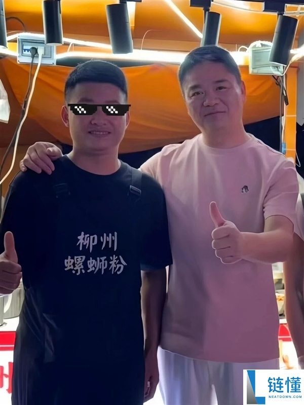 刘强东深夜现身福州路边摊：狂炫螺蛳粉小龙虾，接地气一幕引热议