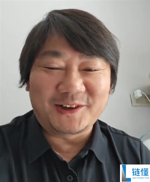 张雪携车队亮相儿子校运会：收小同学纸条现场推介业务求合作