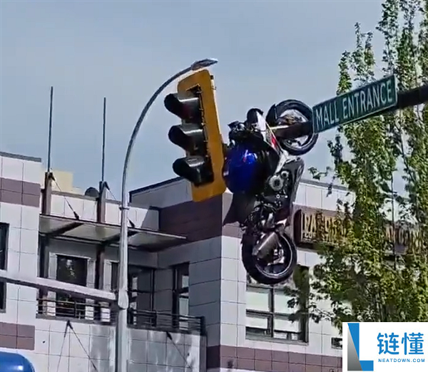 加拿大摩托车离奇挂上信号灯杆！监控还原惊险全过程