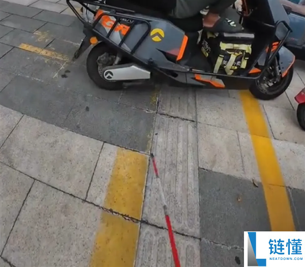 盲人女孩盲道遭逆行电车撞倒反被骂？交警介入后肇事者道歉