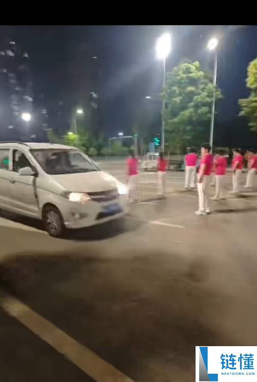 二三十人霸占马路跳广场舞致车辆穿行，交警最新回应来了