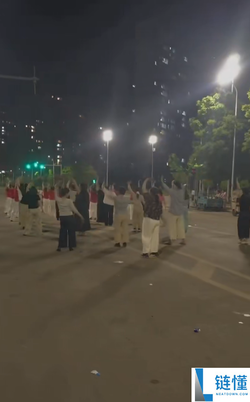 二三十人霸占马路跳广场舞致车辆穿行，交警最新回应来了