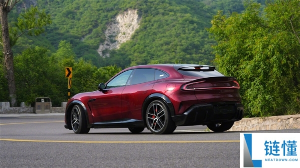 小米 YU7 GT 车厘子红实车首曝：跑山过弯稳帅，上市在即