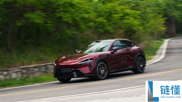 小米 YU7 GT 车厘子红实车首曝：跑山过弯稳帅，上市在即