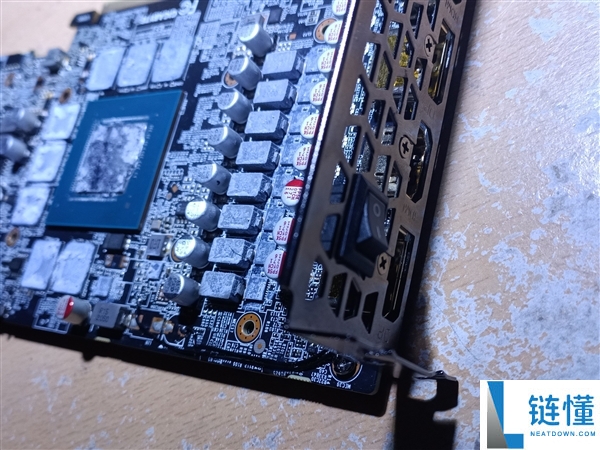 硬核改装：RX 6900 XT 显存移植 RTX 3070 变 16GB，加装物理开关详解