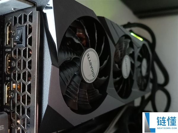 硬核改装：RX 6900 XT 显存移植 RTX 3070 变 16GB，加装物理开关详解