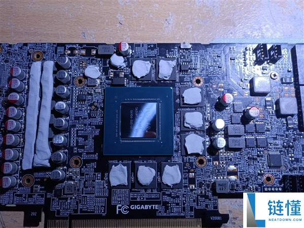 硬核改装：RX 6900 XT 显存移植 RTX 3070 变 16GB，加装物理开关详解