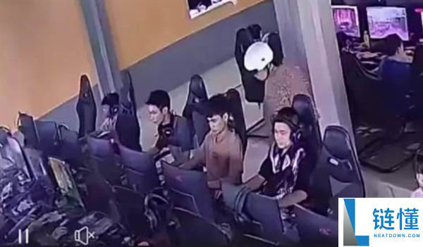 越南老太网吧误认孙子：揪耳扇巴掌后神操作，邻座笑疯
