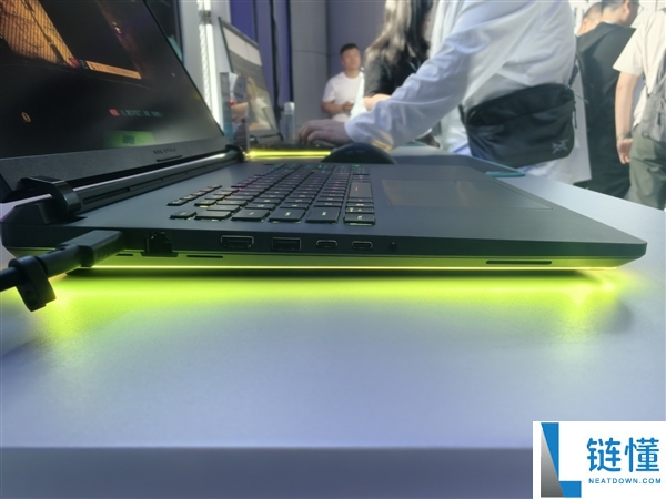 ROG 枪神 10 Plus 超竞版发布：首发 4K 星云原画屏 3.0，320W 狂暴性能游戏本