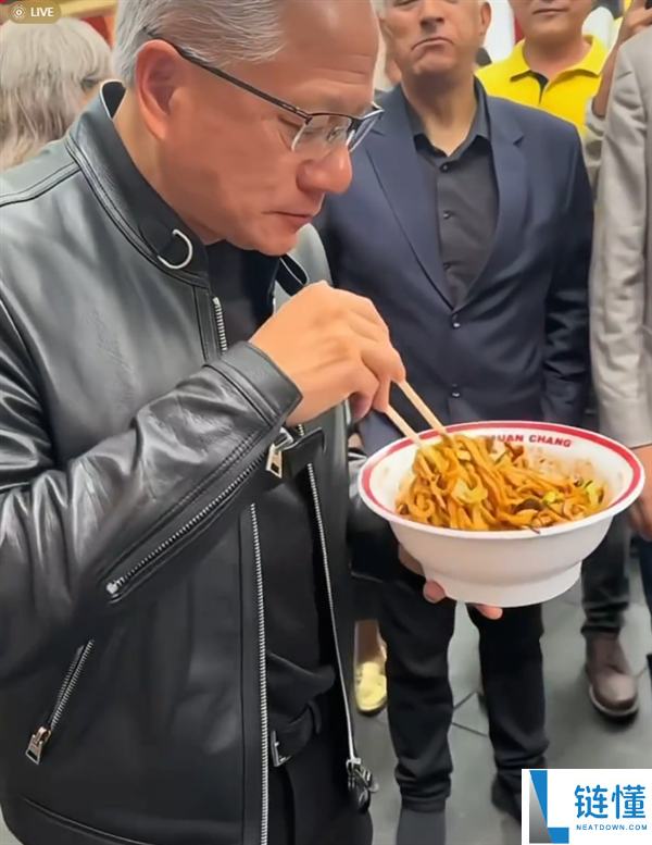 AI 教父黄仁勋现身南锣鼓巷：穿皮衣狂炫炸酱面，喝豆汁秒变痛苦面具