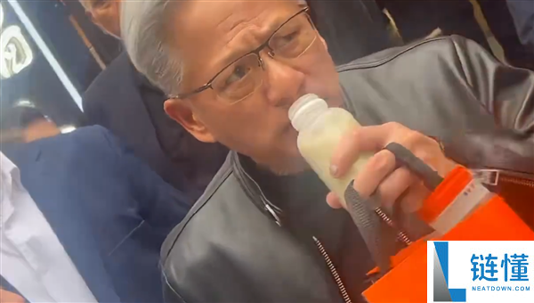 AI 教父黄仁勋现身南锣鼓巷：穿皮衣狂炫炸酱面，喝豆汁秒变痛苦面具
