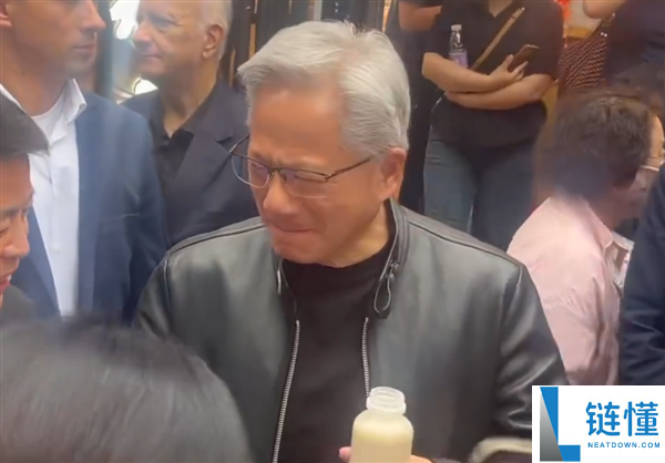 AI 教父黄仁勋现身南锣鼓巷：穿皮衣狂炫炸酱面，喝豆汁秒变痛苦面具