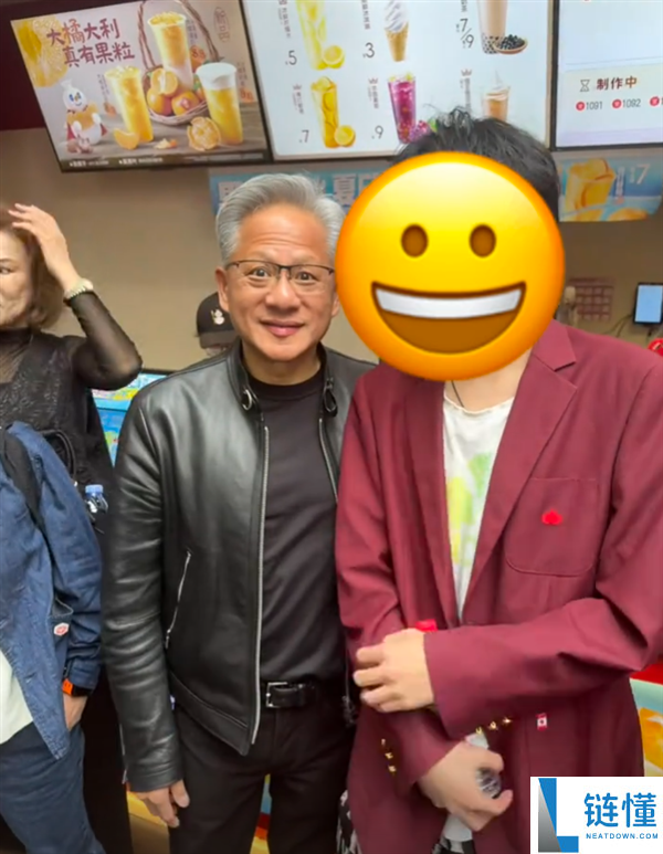 AI 教父黄仁勋现身南锣鼓巷：穿皮衣狂炫炸酱面，喝豆汁秒变痛苦面具